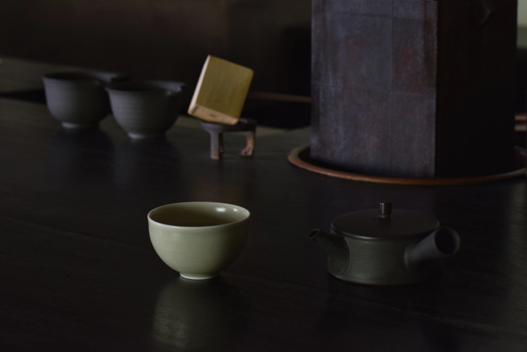 湯呑み　茶漉し蓋付き　高麗青磁　未使用　鶴絵付け　青磁湯呑み　　煎茶道具　茶道具 湯呑み 茶漉し蓋付き 高麗青磁 未使用 鶴絵付け 青磁湯呑み 煎茶
