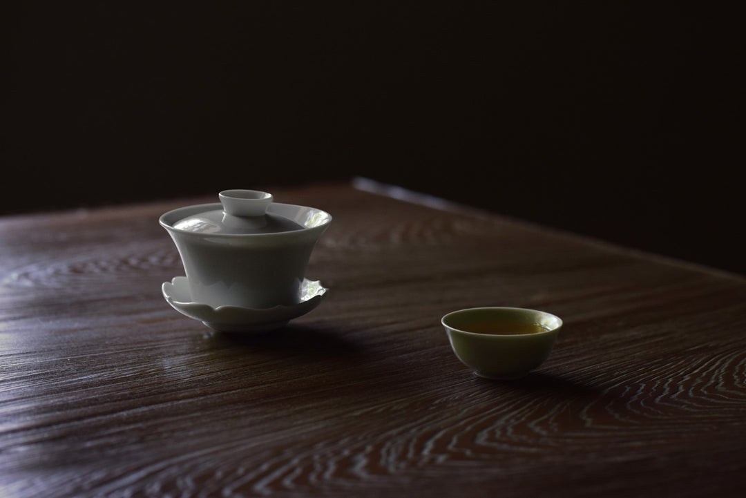 宋白釉蒔絵刻字八卦文様抱月瓶 陶磁器  現代工芸品 美術品 置物 宋白釉蒔絵刻字八卦文様抱月瓶 陶磁器 現代工芸品 美術品